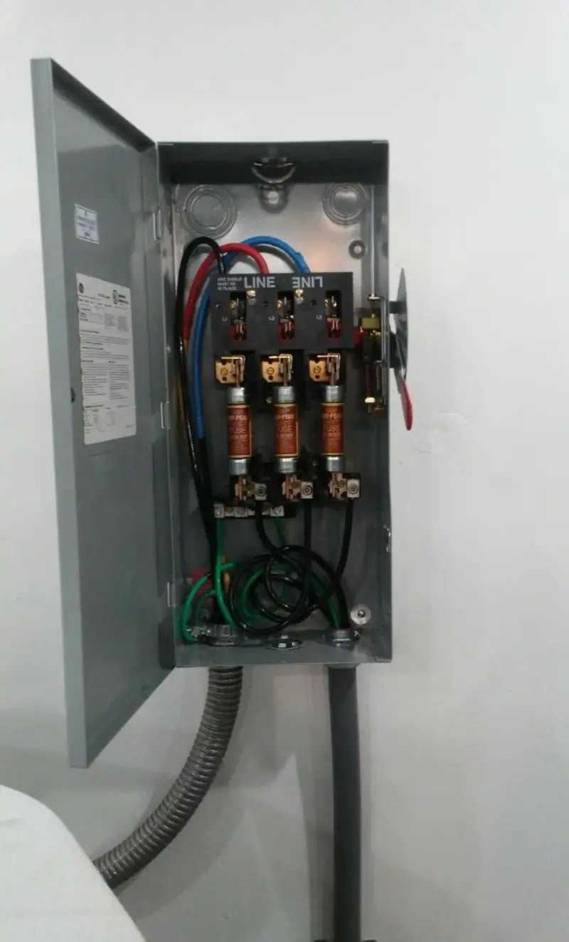 Three-phase disconnect switch installed for Smoke Detector Installation in Springville